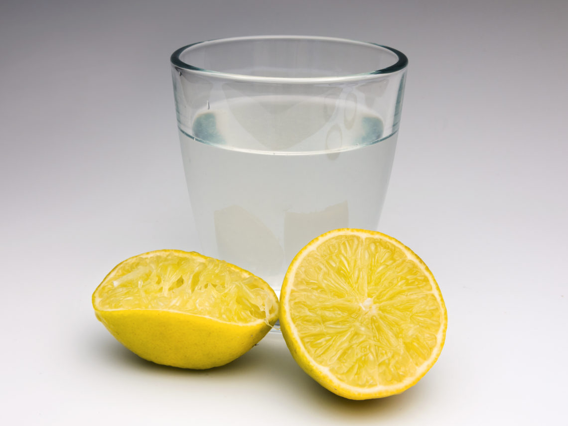 Gesundheit Lauwarmes Zitronenwasser macht den Körper fit Naturheilkunde & Naturheilverfahren