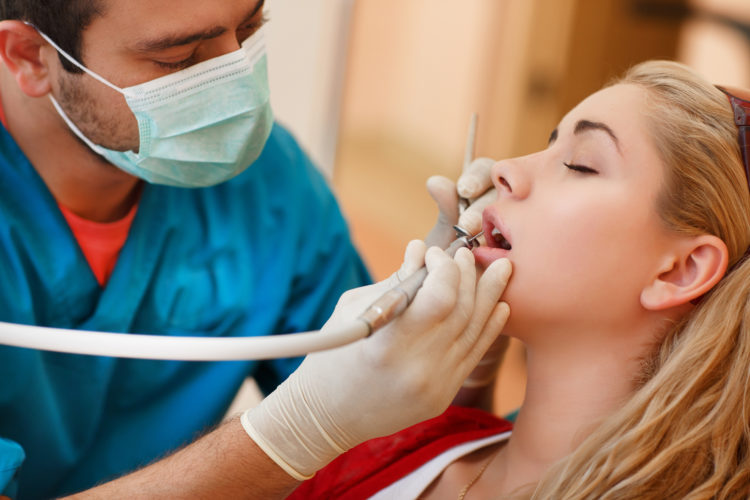 „Aaaa“ heißt Stopp beim Zahnarzt Angst vor der Zahnbehandlung hat Gründe Heilpraxis „Aaaa“ heißt Stopp beim Zahnarzt Angst vor der Zahnbehandlung hat Gründe Heilpraxis