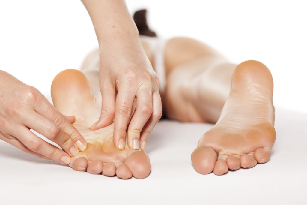 Eine Fußreflexzonenmassage hat Einfluss auf den gesamten Körper. (Bild: vladimirfloyd-fotolia)