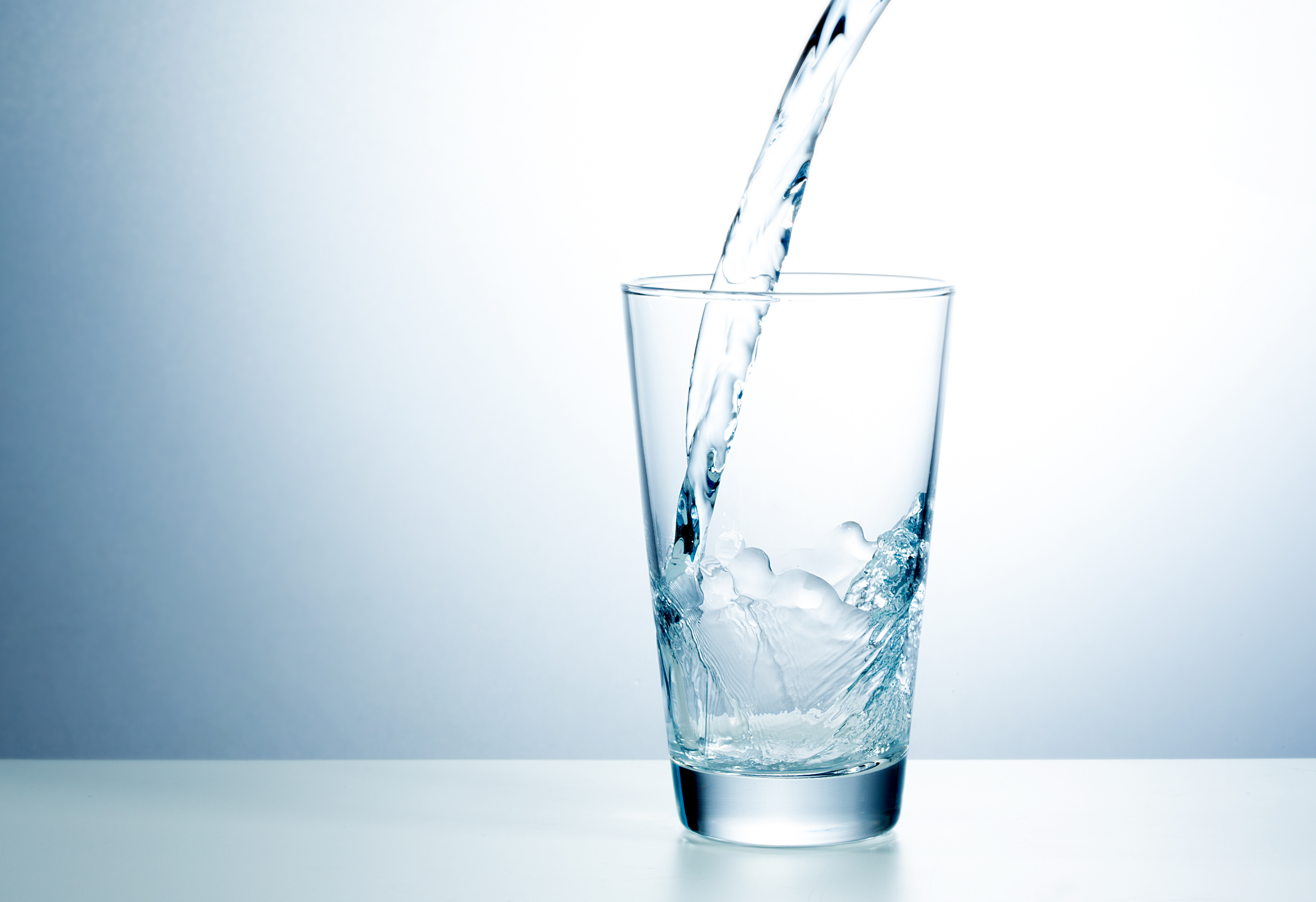 Включи стакан воды. Стакан воды. Стакан чистой воды. Чистая вода. Минеральная вода в стакане.