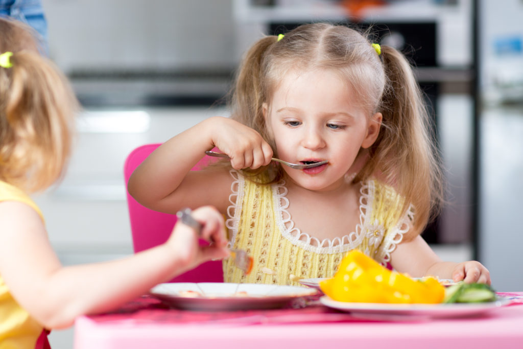 Vegane Ernährung bei Kindern ist möglich. Es sollten aber Wichtiges beachtet werden. Bild: Oksana Kuzmina- fotolia