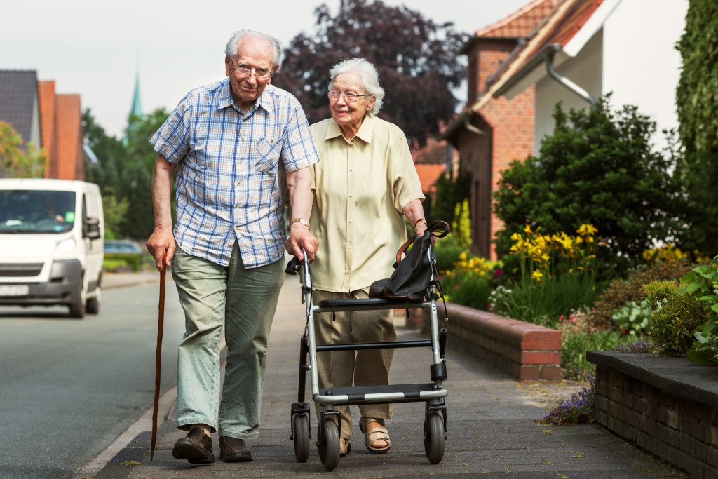 Viele Seniorinnen und Senioren haben Schwierigkeiten beim Gehen. (Bild: Ingo Bartussek/fotolia.com)