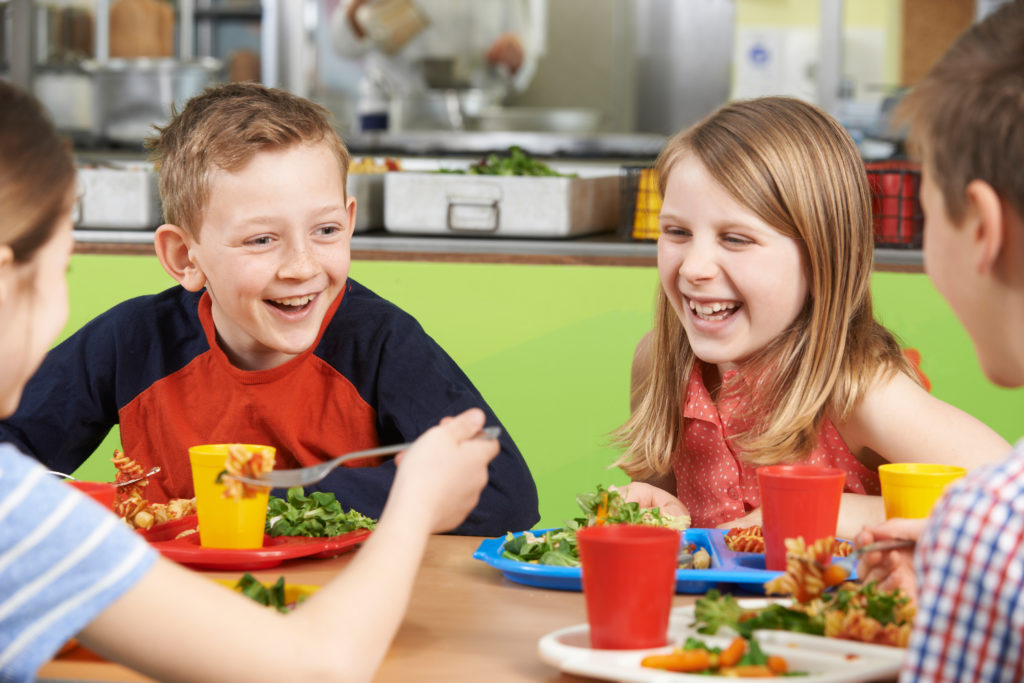 Für Kinder ist die  gesunde Ernährung besonders wichtig, doch viele Kinderlebensmittel sind diesbezüglich kontraproduktiv. (Bild: highwaystarz/fotolia.com)