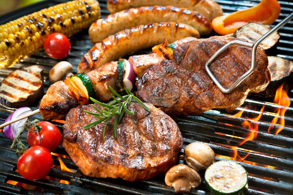 Des Grillgut hat maßgeblichen Einfluss auf die Umweltfolgen des Grillens. (Bild: Alexander Raths/fotolia.com)