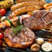 Fertig mariniertes Grillfleisch aus dem Supermarkt enthält oft viele unnötige Zusatzstoffe. Diese können in manchen Fällen zu Allergien führen. (Bild: Alexander Raths/fotolia.com)