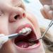 Eltern sollten die Zahnpflege ihrer Kinder mindestens bis Ende des Grundschulalters im Blick behalten. (Bild: karelnoppe/fotolia.com)