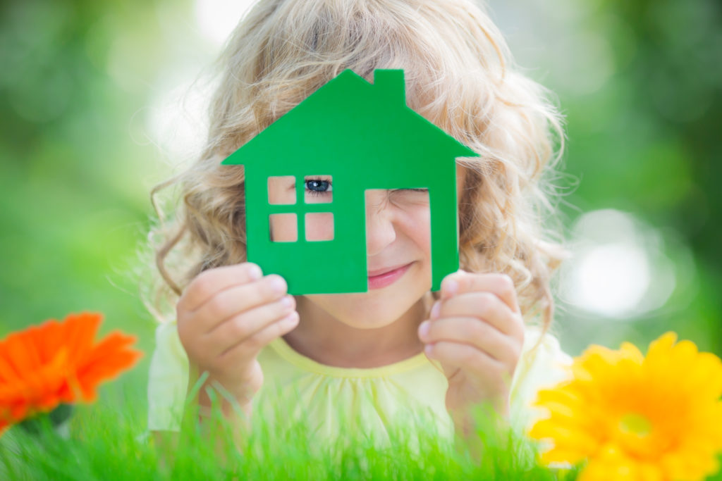 Ob Kinder bereits allein zu Hause bleiben können, hängt vom Stand ihrerer persönlichen Entwicklung ab. (Bild: Sunny studio/fotolia.com)