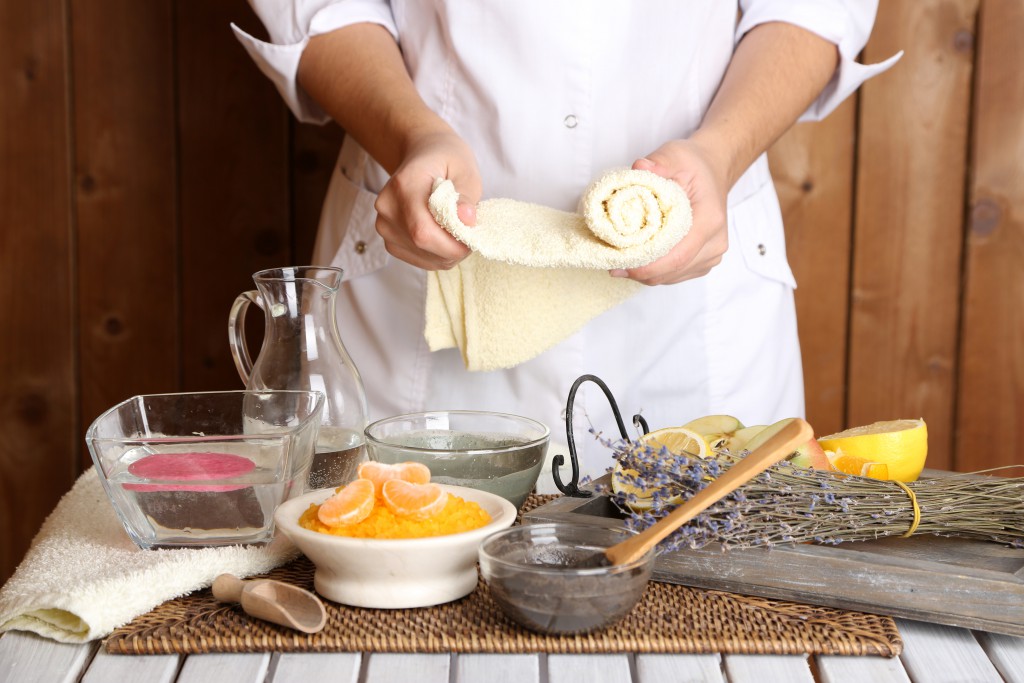 Kosmetik mit Fruchtbestandteilen von Orangen und anderem Obst können auch selbst hergestellt werden. (Bild: Africa Studio/fotolia.com)