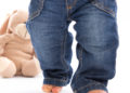 O-Beine im Kindesalter sind normal, doch solten diese ab dem dritten Lebensjahr verschwunden seien. (Bild: Jeanette Dietl/fotolia.com)