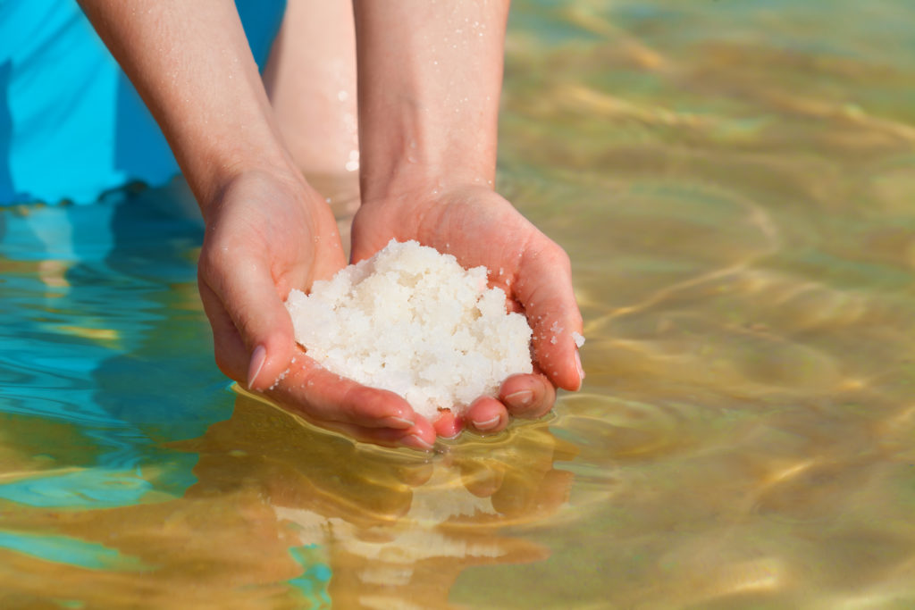 Die hohe Konzentration an Salzen und Mineralstoffen ist im toten Meer einzigartig. (Bild: vvvita/fotolia.com)