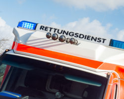 Vorderansicht eines Rettungsdienst-Fahrzeugs