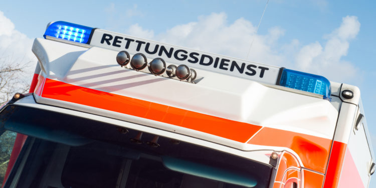 Vorderansicht eines Rettungsdienst-Fahrzeugs