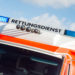 Vorderansicht eines Rettungsdienst-Fahrzeugs