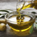Olivenöl ist ein altes Hausmittel gegen trockene Haare. Bild: Dušan Zidar - fotolia