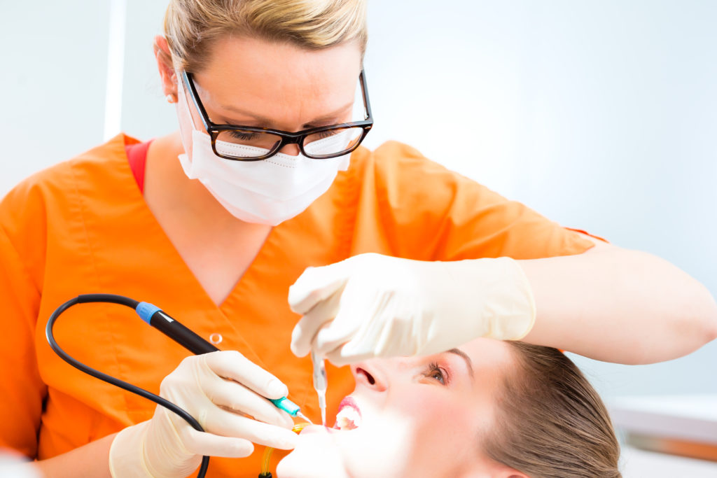 Jede zweite Kasse zahlt die professionelle Zahnreinigung. Bild: Kzenon - fotolia