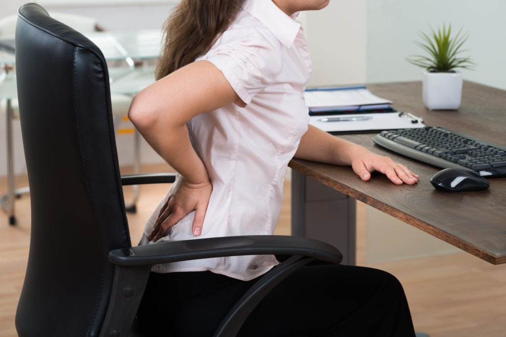 Rückenschmerzen durch dauerhafte Büroarbeit. Bild: Andrey Popov - fotolia