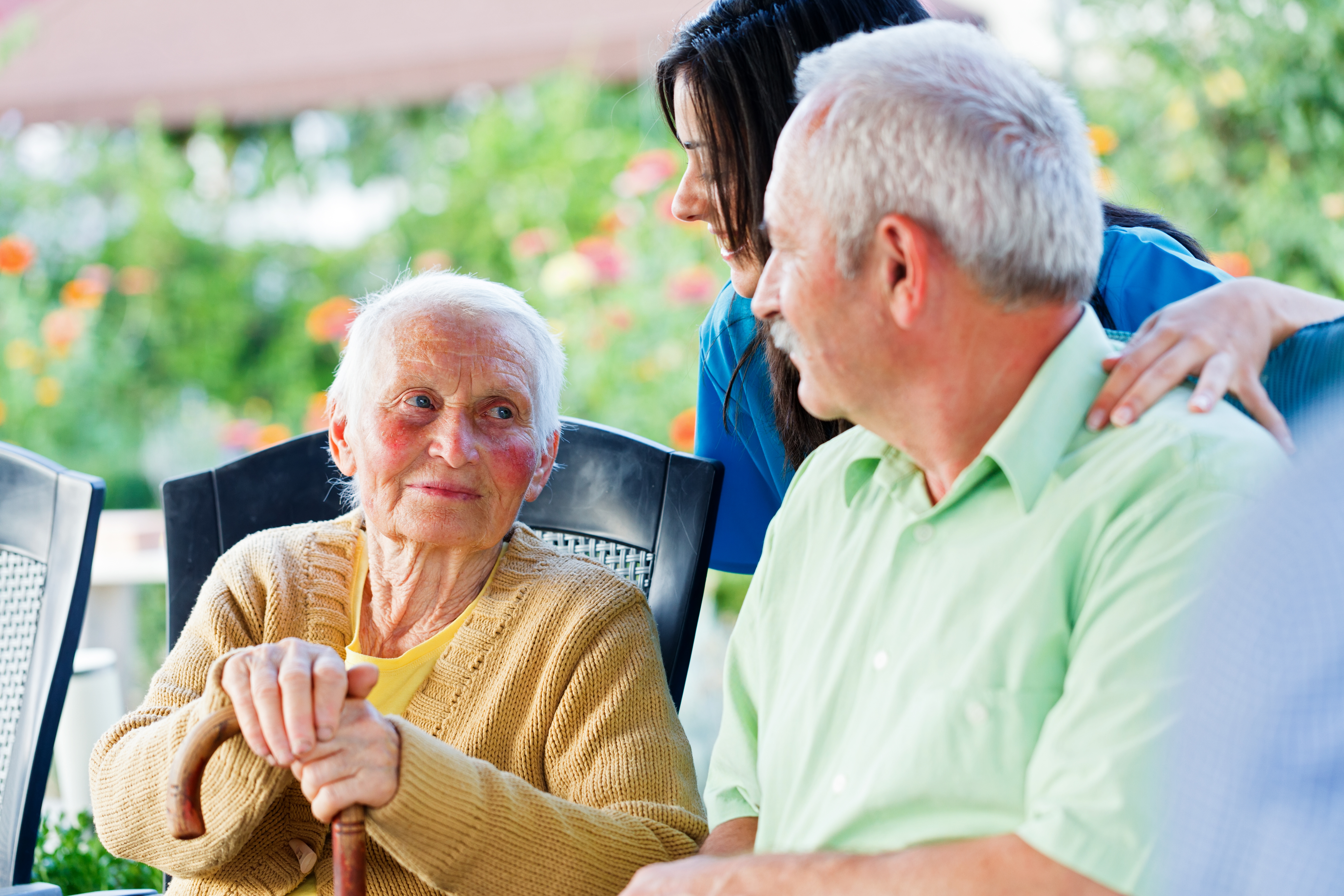 Обязывает заботиться о нетрудоспособных родителях. Пожилые люди. Общение с пожилым человеком. Беседа с пожилым. Забота о пожилых.