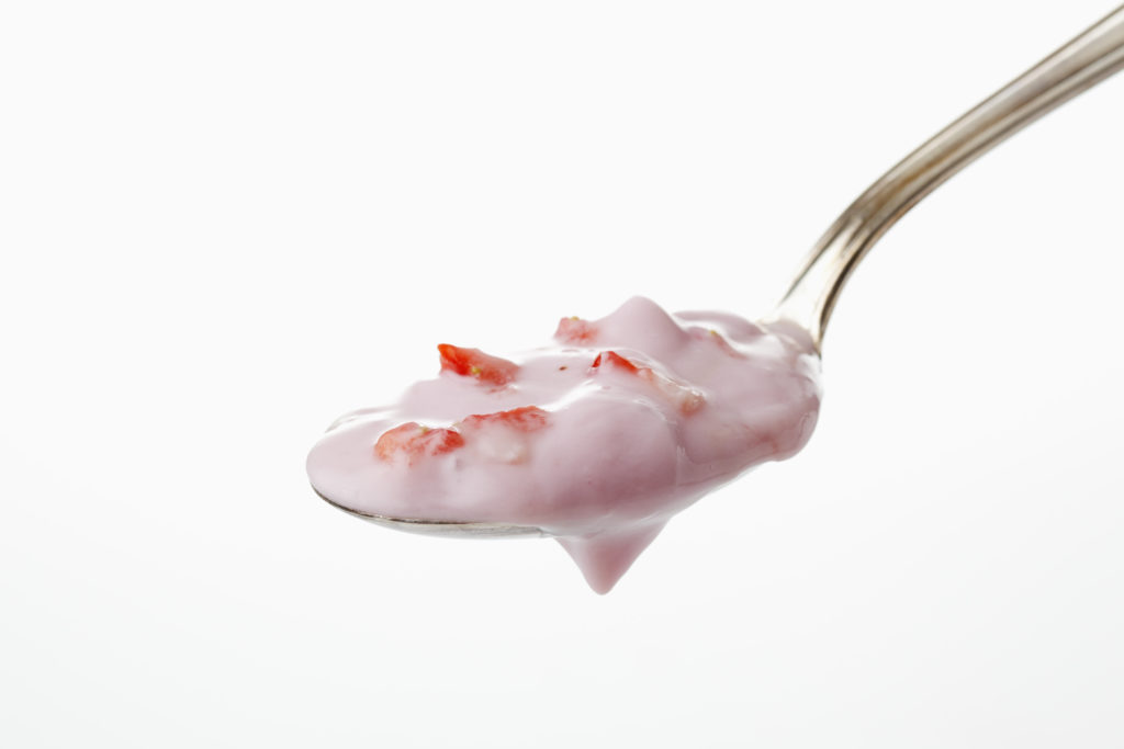 Fruchtjoghurts haben einen deutlich zu hohen Zuckergehalt. (Bild: tunedin/fotolia.com)