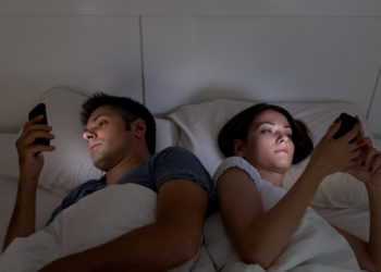 Auch abends im Bett können viele nicht die Finger von dem Handy lassen. (Bild: Ana Blazic Pavlovic/fotolia.com)