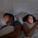 Auch abends im Bett können viele nicht die Finger von dem Handy lassen. (Bild: Ana Blazic Pavlovic/fotolia.com)