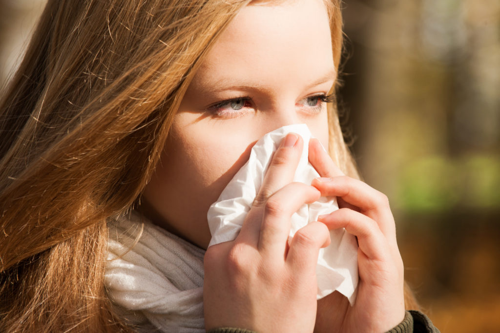 Hochziehen bei Schnupfen gilt hierzulande als ekelig und ungesund. Doch ist Naseputzen wirklich gesünder? (Bild: DoraZett/fotolia.com)