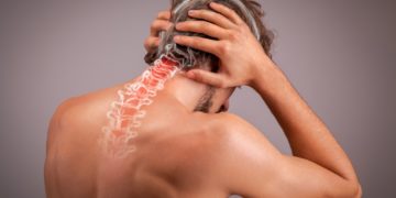 Degenerative Veränderungen könnne zu massiven Schmerzen im Kopf- und Nackenschmerzen führen.  (Bild: artstudio_pro/fotolia.com)