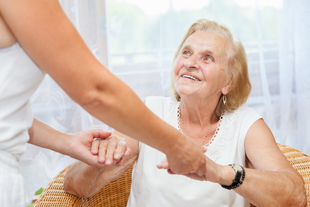 Die Pflege von Angehörigen übernehemen zu Großteil Frauen. (Bild: and.one/fotolia.com)