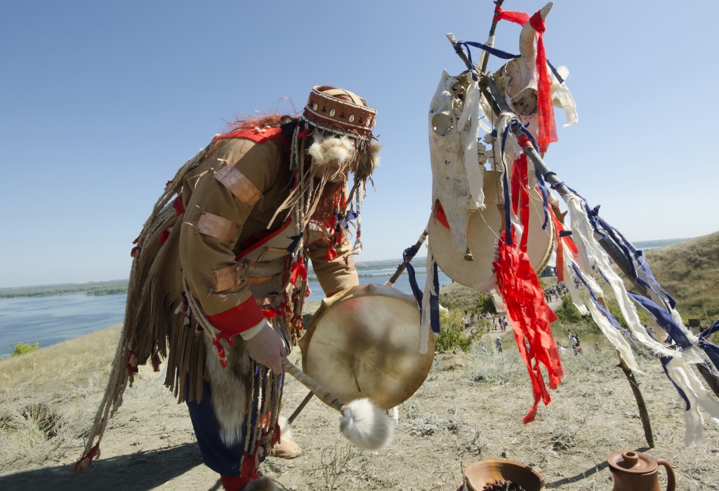 Die Rituale der Schamanen sollen die Reise zwischen den Welten ermöglichen. (Bild: Yanchenko/fotolia.com)