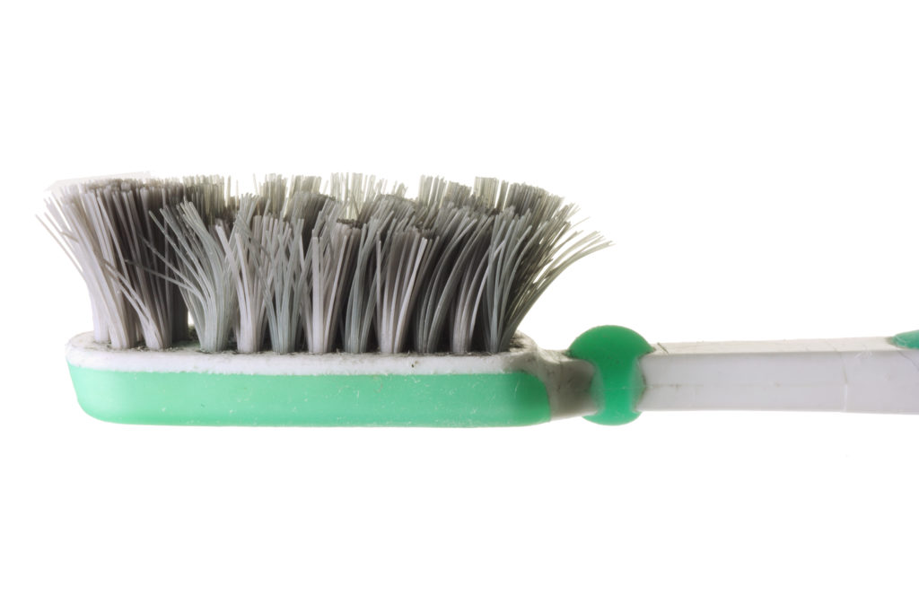 Zahnbürsten regelmäßig auswechseln. Bild: fotomatrix - fotolia