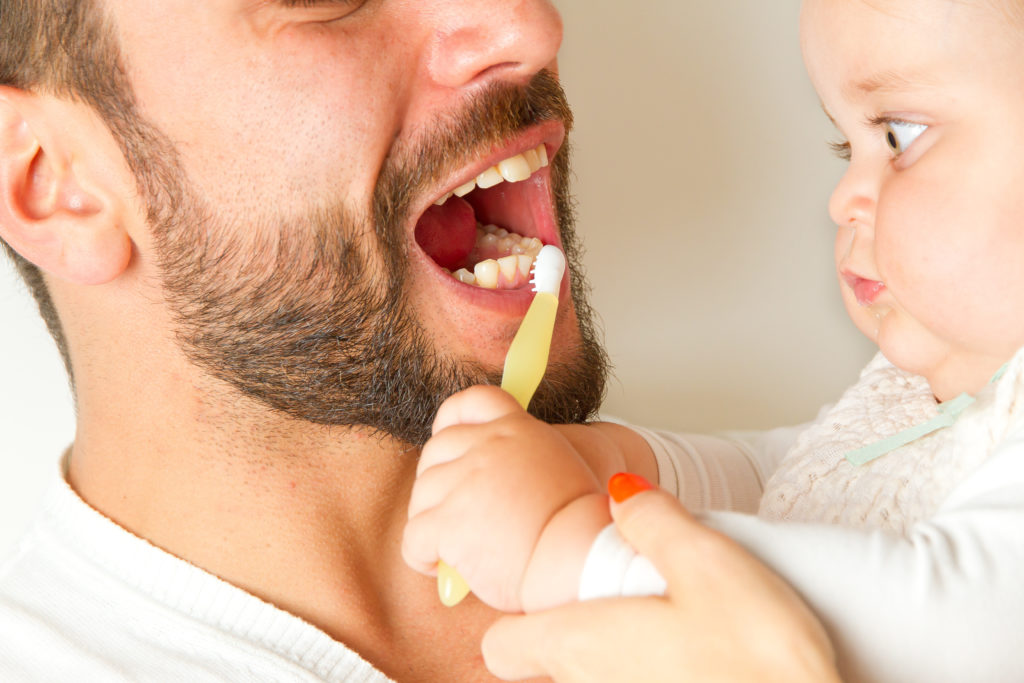 Ab dem 6. Lebensmonat empfiehlt sich ein Besuch beim Kinderzahnarzt. Bild: Jürgen Fälchle - fotolia