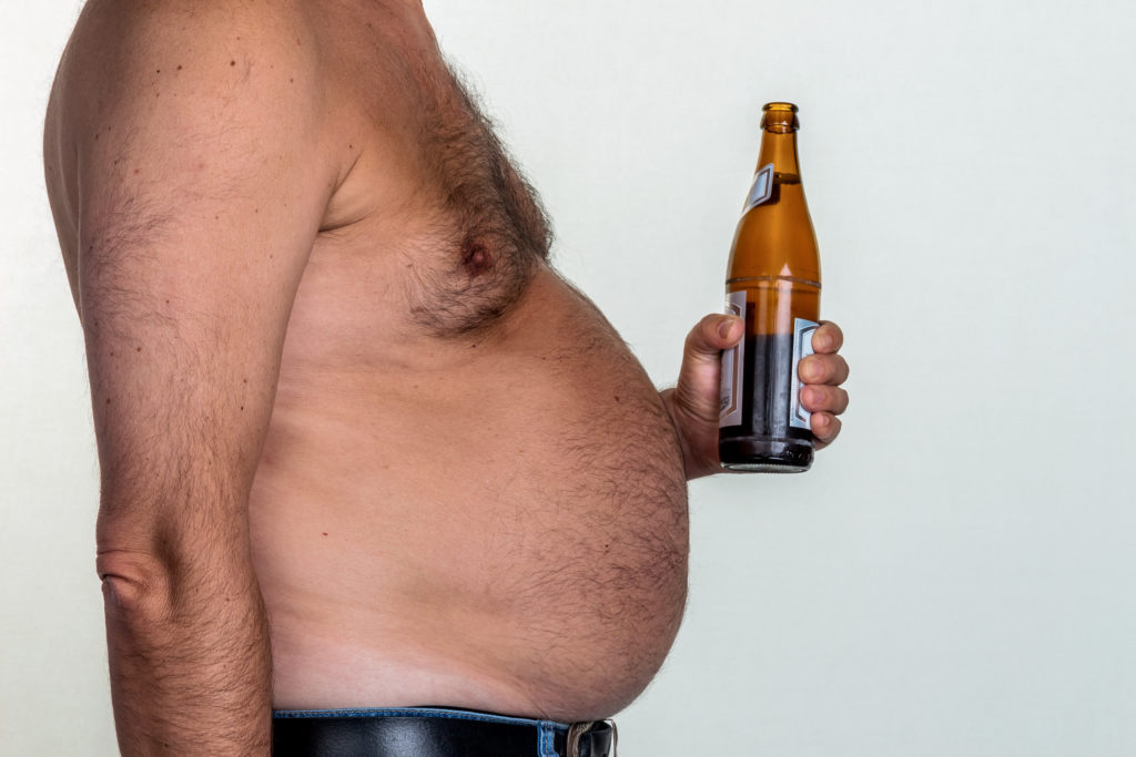 Bier macht dick und erzeugt einen Bierbauch. Bild: Gina Sanders - fotolia