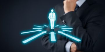 Narzissten drängen sich stets in den Mittelpunkt, verhalten sich egoistisch und nutzen Andere aus. (Bild: Jakub Jirsák/stock.adobe.com)