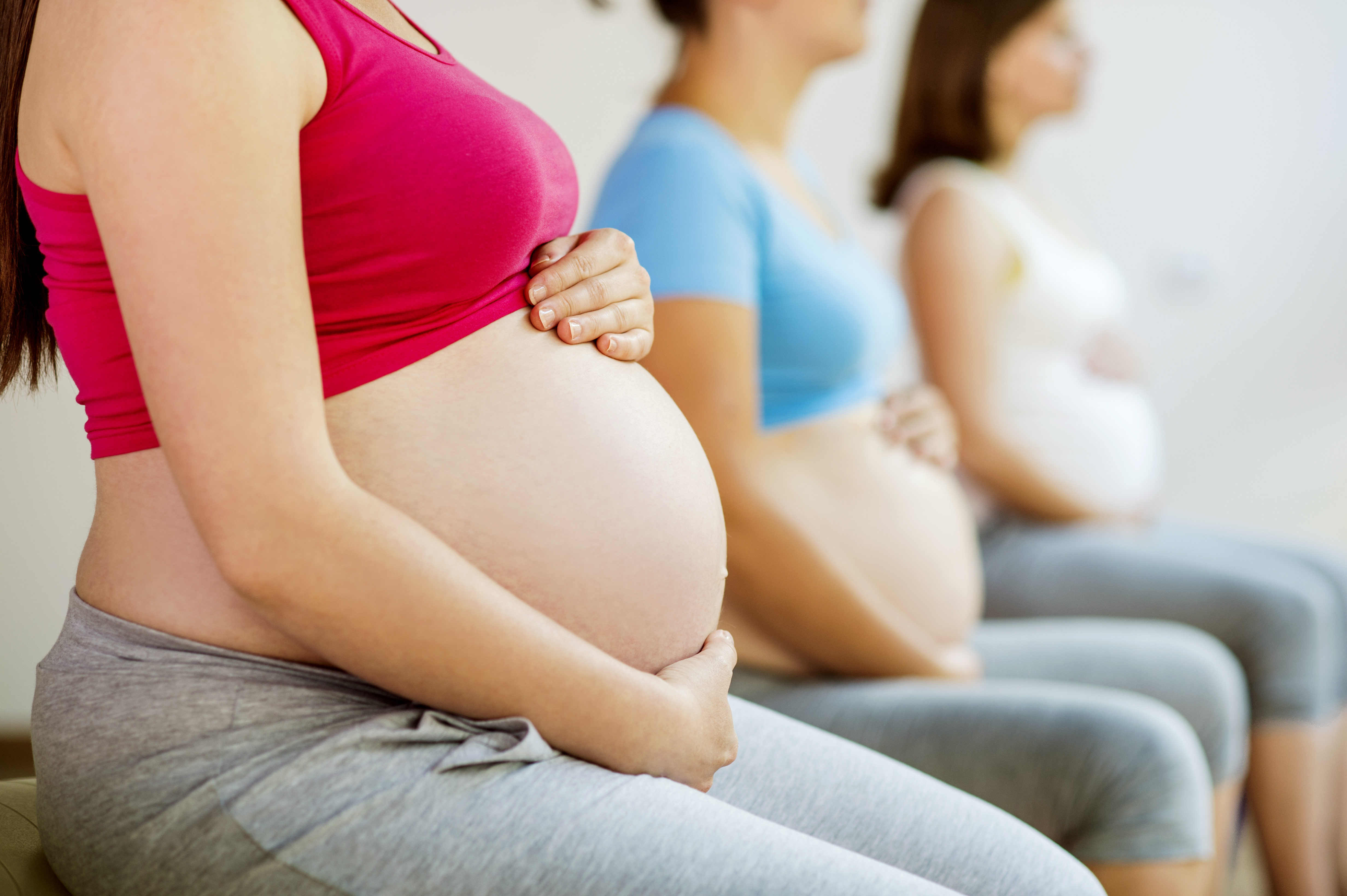 Схватки 4 беременность. Беременные схватки. Несколько беременных женщин.