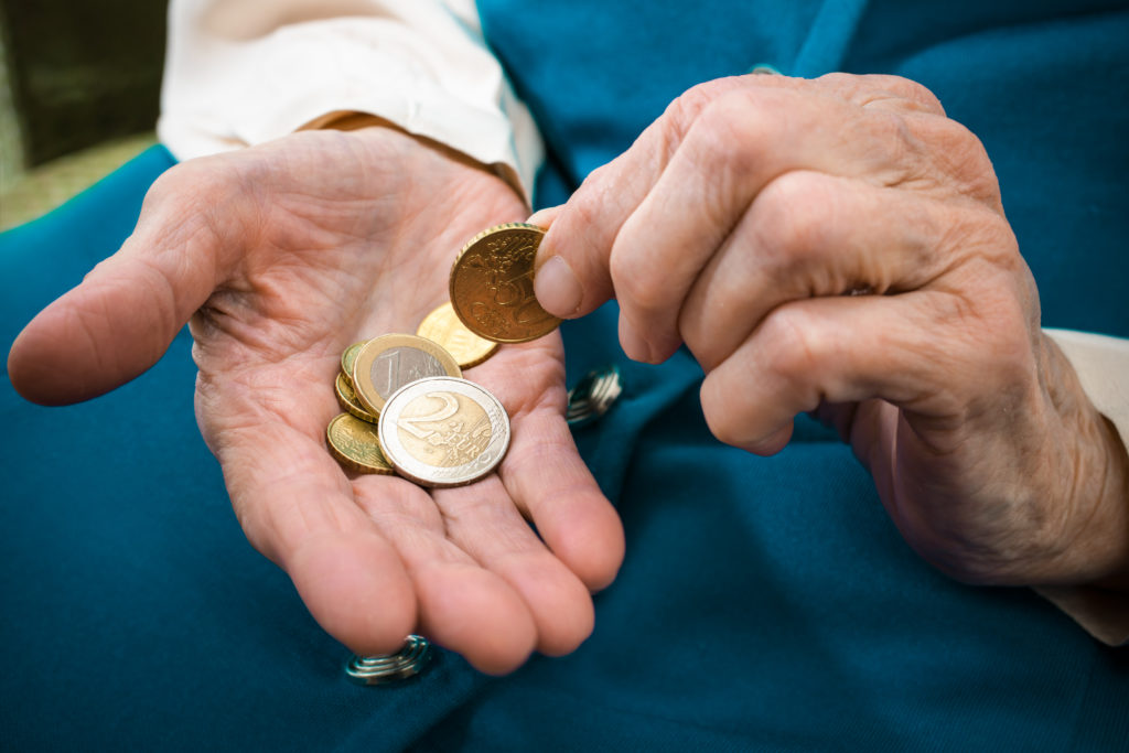 Die Altersarmut nimmt insbesondere in Ostdeutschland deutlich zu. (Bild: Alexander Raths/fotolia.co)