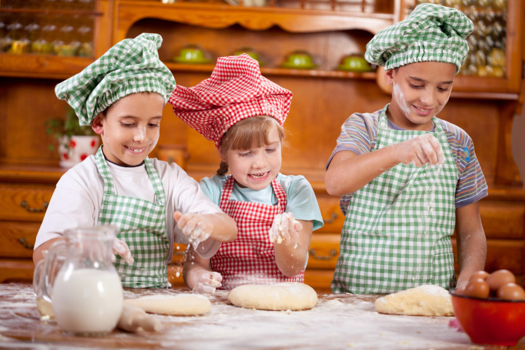 Beim Plätzchenbacken gehört das Naschen vom Teig einfach dazu. Die Warnung vor Bauchschmerzen ist hier nur zum Teil berechtigt. (Bild: V&P Photo Studio/fotolia.com)