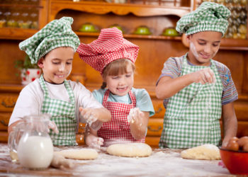 Auch Kinder sind gerne dabei, wenn zu Hause gebacken wird. Experten erklären, welche Mehltypen für welches Gebäck geeignet sind. (Bild: V&P Photo Studio/fotolia.com)