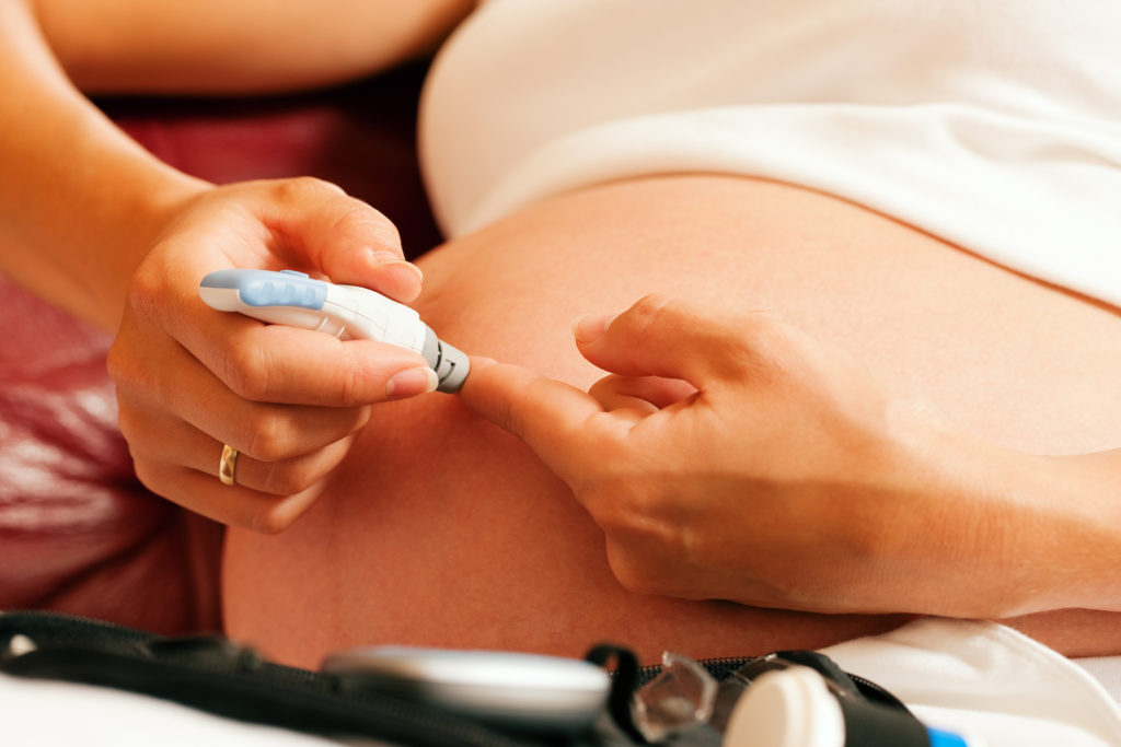 Schwangere Frau macht Test auf Diabetes