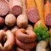 Manche Lebensmittel erhöhen das Krebsrisiko - unter anderem gepökelte, geräucherte und einge­salzene Fleisch­produkte wie Wurst. (Bild: Stefan Gräf/fotolia.com)