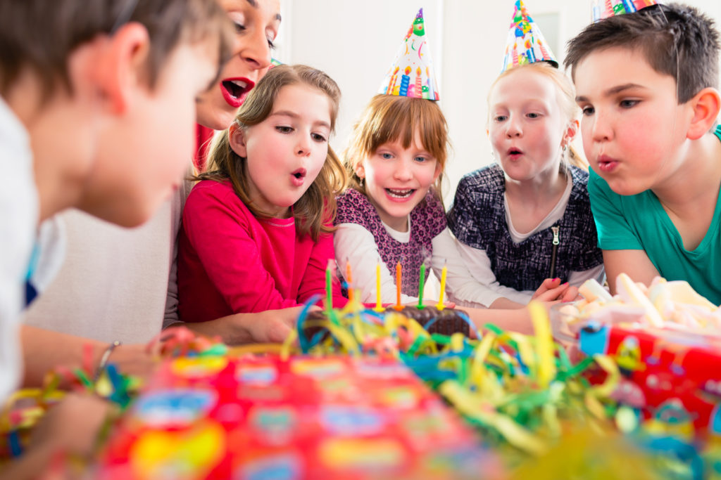 Großer Geburtstagsfeiern können Kinder schnell überfordern. (Bild: Kzenon/fotolia.com)