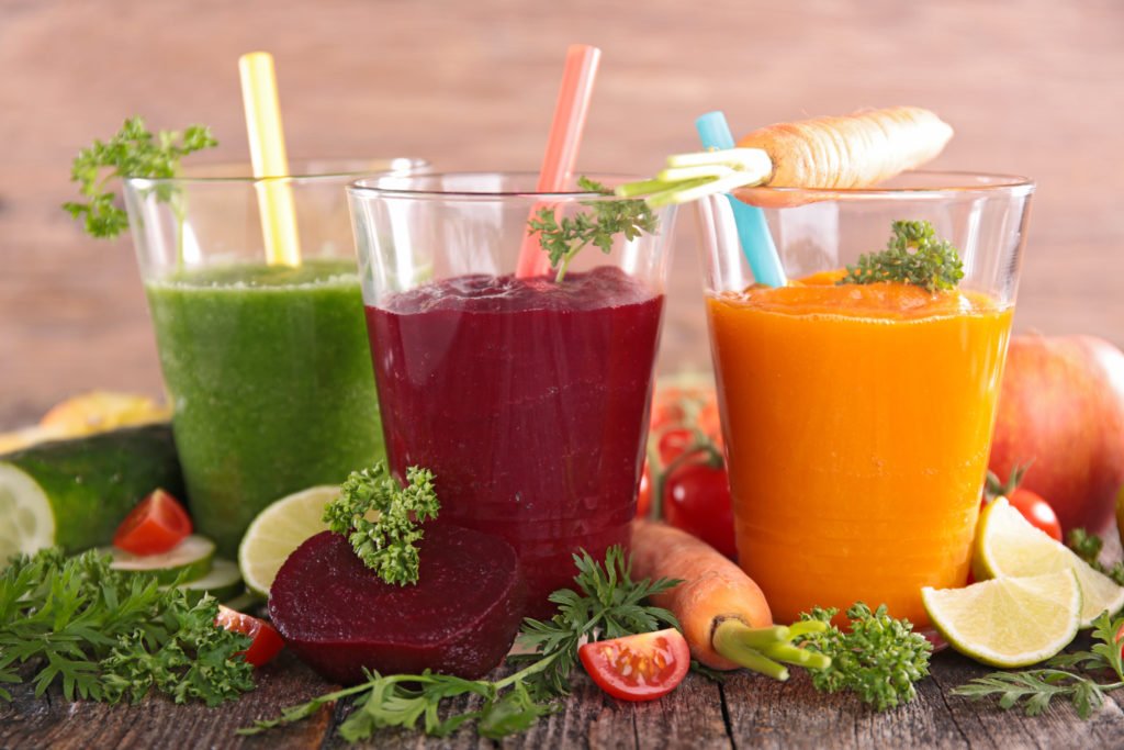 Der Zuckergehalt bei Smoothies ist oftmals erschreckend hoch. (Bild: M.studio/fotolia.com)