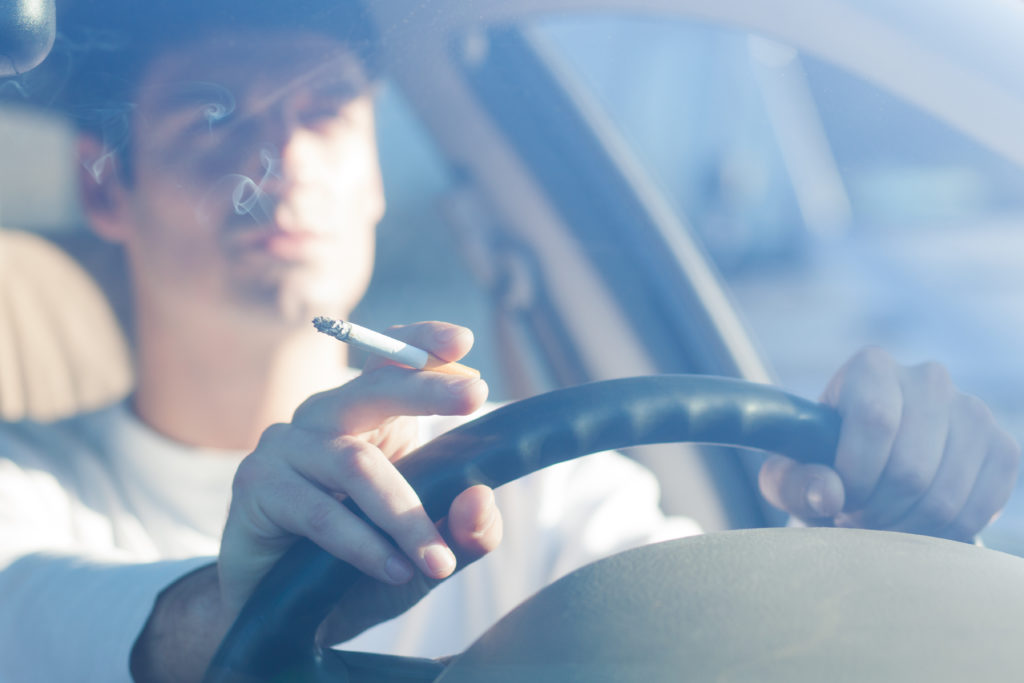 Rauchen im Auto: Ärzte fordern ein Verbot, wenn Kinder dabei sind. Bild: Photographee.eu - Fotolia