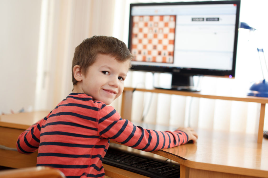 Wenn Kinder jeden Tag am PC hängen, sind viele Eltern ratlos. Bild: sakkmesterke - fotolia