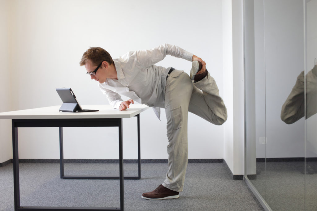 Stehen oder Sitzen: Beides im Büro schädlich für die Gesundheit. Bild: endostock - fotolia