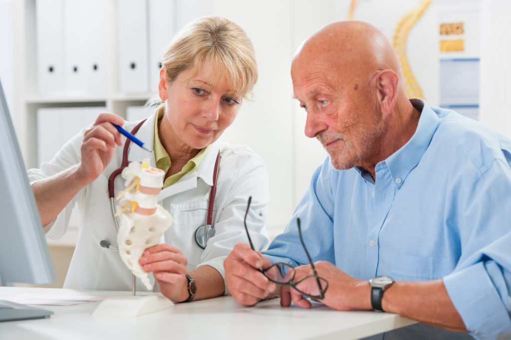 Auf das Gespräch beim Arztbesuch sollten sich die Patienten gut vorbereiten und wichtige Fragen gegebenenfalls notieren. (Bild: Alexander Raths/fotolia.com) 