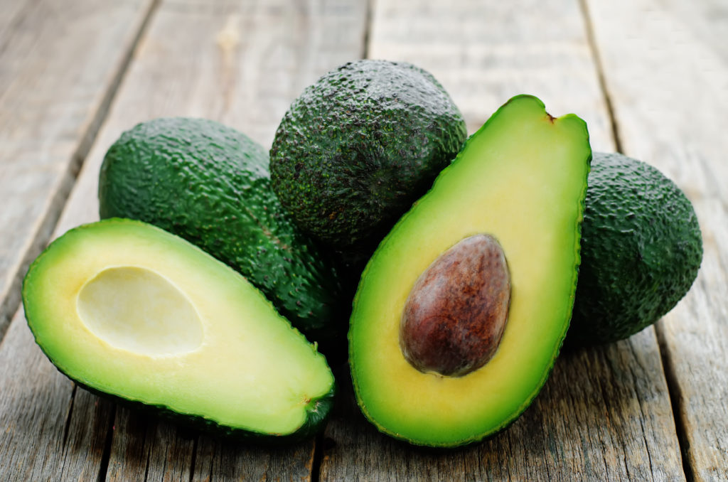 Den enthaltenen Vitaminen, Mineralstoffen und sekundären Pflanzenstoffen der Avocados werden zahlreiche positive gesundheitliche Eigenschaften zugesprochen. (Bild: nata_vkusidey/fotolia.com)