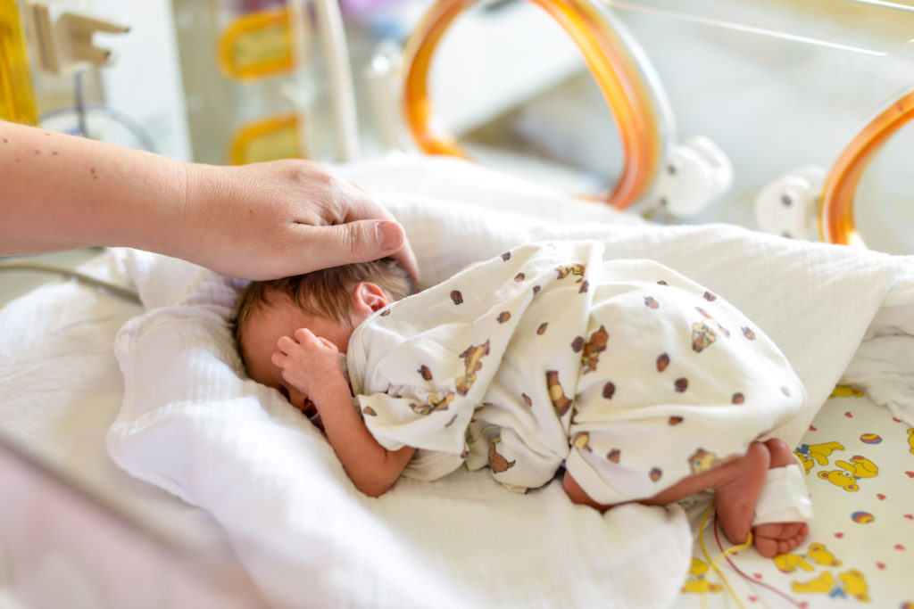 In der Uniklinik haben sich mehrere Kinder mit Darmkeimen infiziert. Insbesondere für immungeschwächte Neugeborene und Frühchen stellen die Erreger ein Risiko dar. (Bild: Tobilander/fotolia.com)