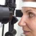 Eine Hornhautverkrümmung kann deutliche Beeinträchtigungen der Sehkraft mit sich bringen, ist jedoch gut behandelbar. (Bild: mmphoto/fotolia.com)