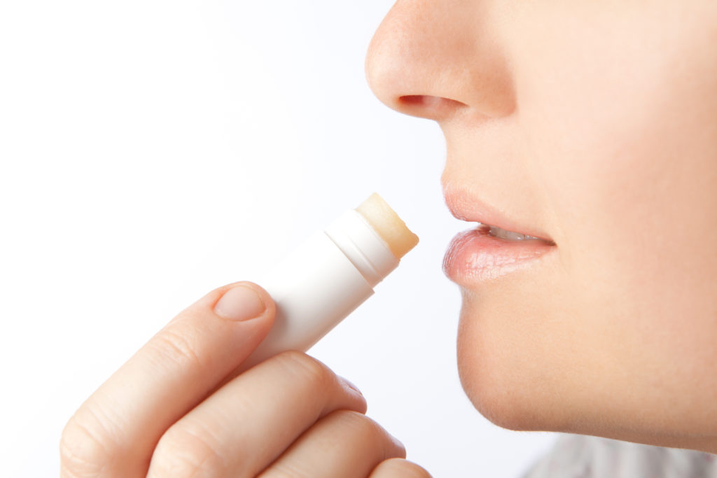 Viele Lippenpflegestifte enthalten schädliche Substanzen. (Bild; steinerpicture/fotolia.com)