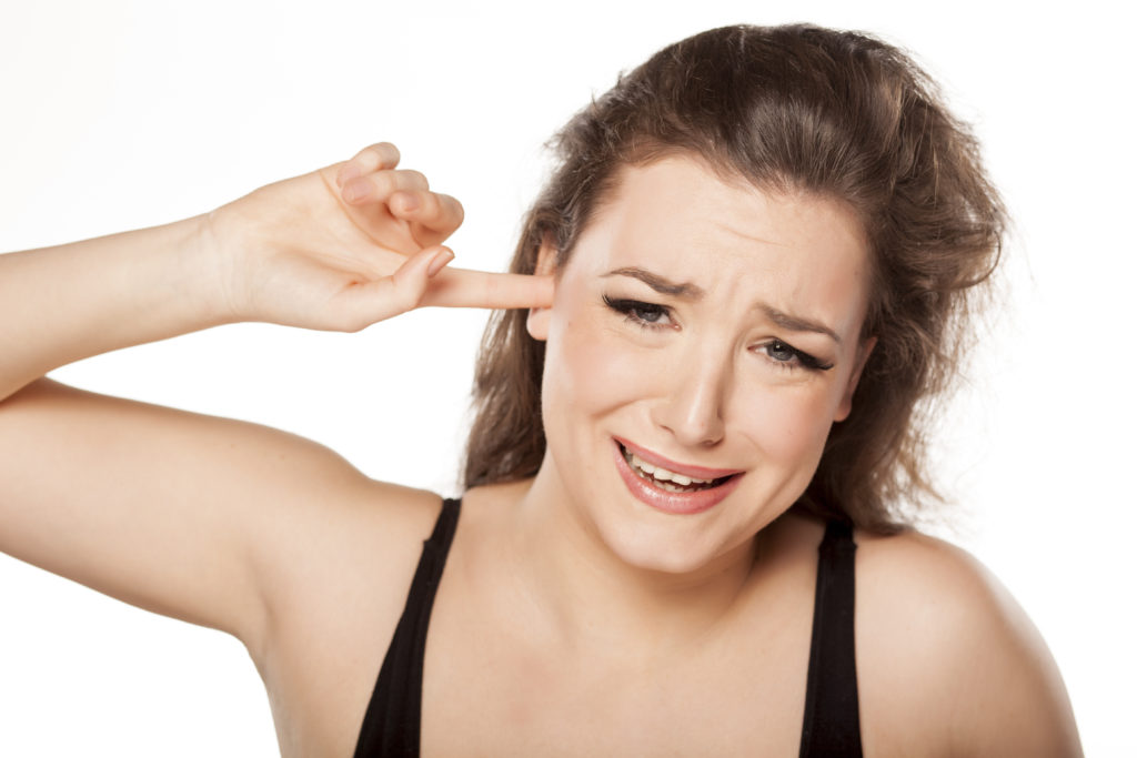 Das lästige Jucken im Ohr kann verschiedene Ursachen haben. Oft helfen einfache Hausmittel weiter. (Bild: vladimirfloyd/fotolia.com)