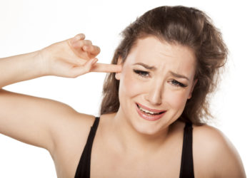Das lästige Jucken im Ohr kann verschiedene Ursachen haben. Oft helfen einfache Hausmittel weiter. (Bild: vladimirfloyd/fotolia.com)
